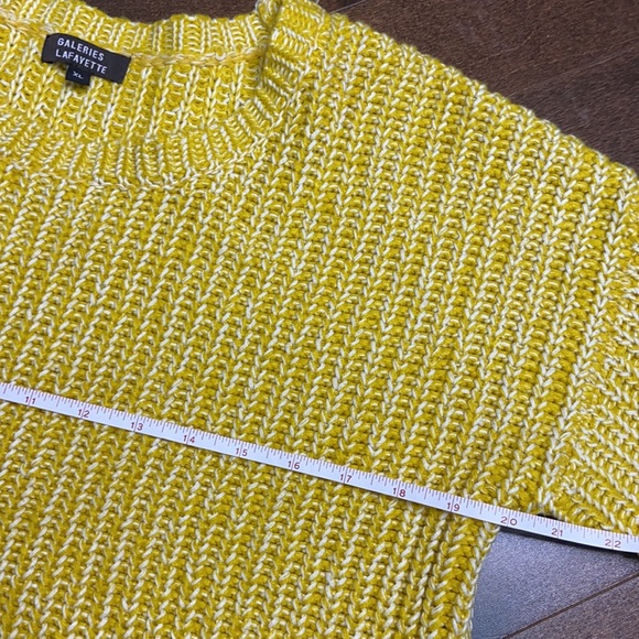 Yellow & White Crewneck Knit Sweater - Picture 12 of 13